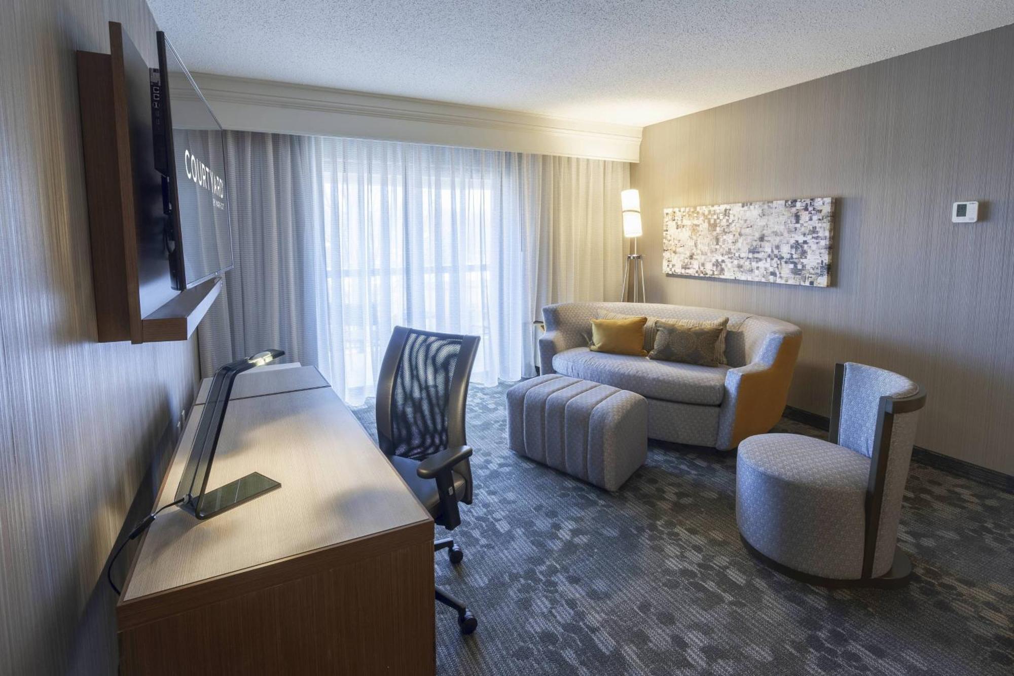 Courtyard By Marriott Cleveland Willoughby Hotel Buitenkant foto
