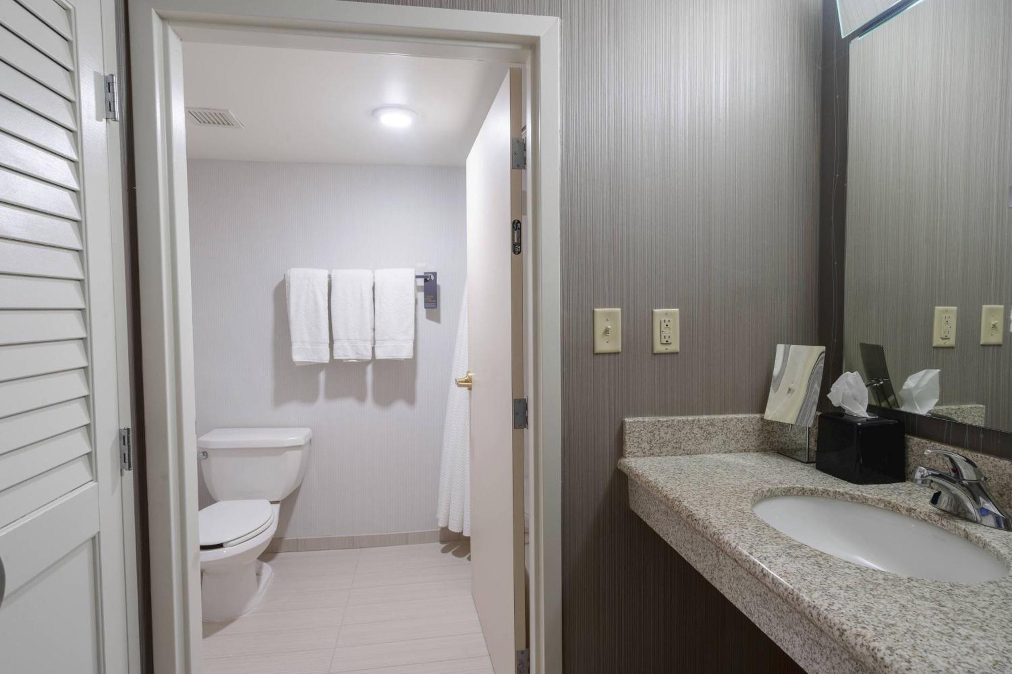 Courtyard By Marriott Cleveland Willoughby Hotel Buitenkant foto