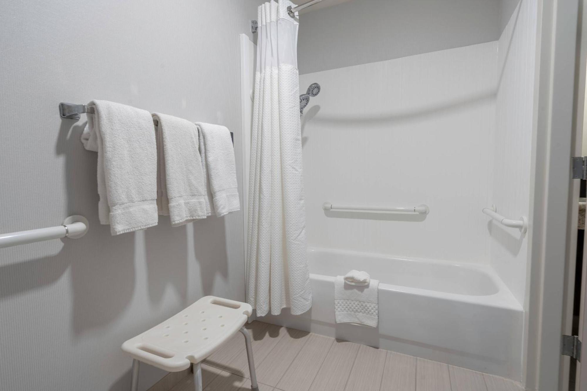 Courtyard By Marriott Cleveland Willoughby Hotel Buitenkant foto